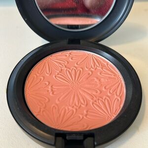 New MAC Beauty Powder in Alpha Girl.